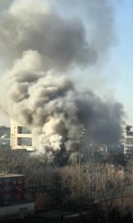 北京交通大学实验室发生事故引起明火和大量烟雾