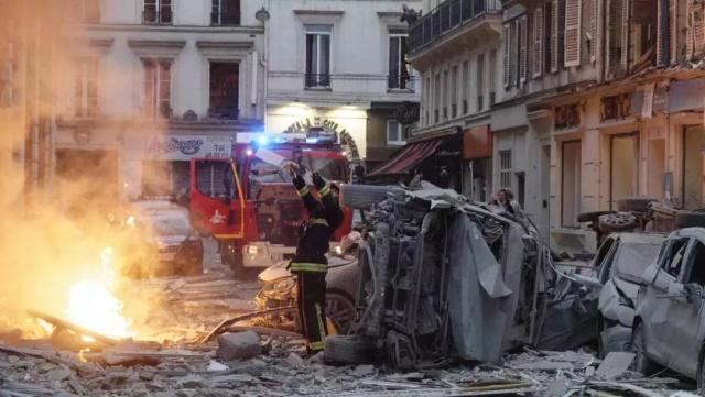 巴黎市中心消防人员在现场处理