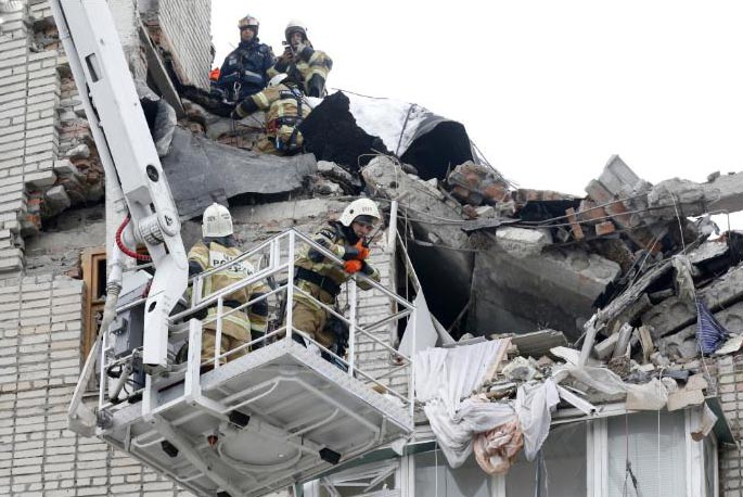 俄罗斯燃气爆炸导致居民楼垮塌救援人员在紧急救援