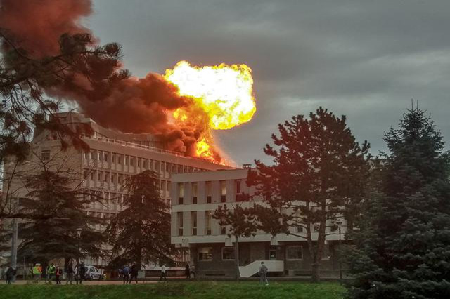 法国里昂大学楼顶爆炸火光冲天